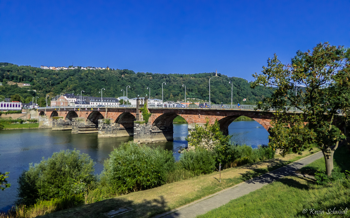 Die bekannte <u><a href= https://www.trier-info.de/roemerbruecke-info  target= _blank >Römerbrücke</a></u> in Trier entstand in drei Bauphasen zwischen 16 v. Chr. und 152 n. Chr., wobei von den insgesamt sieben Brückenpfeilern fünf aus der Römerzeit stammen. Sie ist damit der älteste römische Brückenbau nördlich der Alpen. Auf einer Länge von etwa 200 Metern überquert die Römerbrücke die Mosel westlich der Trierer Innenstadt. (01.09.2018)