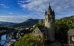 Von dem begehbaren Bergfried der Burg Altena am Rande des Sauerlands hat man einen beeindruckenden Blick über das Lennetal.