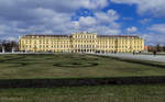 burgen-und-schloesser/570086/ua-hrefhttpswwwschoenbrunnat-targetblankschloss-schoenbrunnau-in-wien-hietzing <u><a href='https://www.schoenbrunn.at/' target='_blank'>Schloss Schönbrunn</a></u> in Wien-Hietzing wurde in seiner heutigen Form ab 1696 errichtet und bis 1780 mehrfach baulich erweitert. Es ist das größte Schloss Österreichs und zählt mit seinem ca. 160 ha großen Schlosspark seit 1996 zum UNESCO-Weltkulturerbe. Hier überblicken wir das Große Parterre auf der Südseite des Schlosses. (11.03.2017)