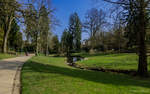 gaerten-und-parks/630327/wie-schon-der-kurpark-wurden-auch Wie schon der Kurpark wurden auch die <u><a href='https://www.wiesbaden.de/leben-in-wiesbaden/freizeit/natur-erleben/gruenanlagen-parks/nerotal-anlagen.php' target='_blank'>Nerotal-Anlagen</a></u> in Wiesbaden zum Ende des 19. Jahrhunderts nach dem Vorbild englischer Landschaftsgärten angelegt. Die Parkanlagen werden auf ihrer Länge von insgesamt ca. 1 km vom Schwarzbach durchzogen. (25.03.2018)