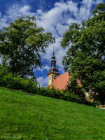 Impression aus dem Neuzeller Klostergarten - Blick zum Kirchturm der Klosterkirche St.