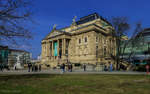 Hier ist die Schauseite des Hessischen Staatstheaters Wiesbaden zu sehen.
