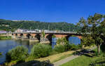 Die bekannte <u><a href= https://www.trier-info.de/roemerbruecke-info  target= _blank >Römerbrücke</a></u> in Trier entstand in drei Bauphasen zwischen 16 v. Chr. und 152 n. Chr., wobei von den insgesamt sieben Brückenpfeilern fünf aus der Römerzeit stammen. Sie ist damit der älteste römische Brückenbau nördlich der Alpen. Auf einer Länge von etwa 200 Metern überquert die Römerbrücke die Mosel westlich der Trierer Innenstadt. (01.09.2018)