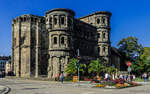 Aus einer weniger bekannten Perspektive ist hier die <u><a href= https://www.trier-info.de/portanigra-info  target= _blank >Porta Nigra</a></u> in Trier zu sehen. Das berühmte Bauwerk entstand um das Jahr 170 n. Chr. und ist das wohl markanteste Wahrzeichen der Stadt. Das Stadttor besteht aus etwa 7.200 Sandsteinquadern. Seit 1986 ist die Porta Nigra Teil des UNESCO-Welterbes  Römische Baudenkmäler, Dom und Liebfrauenkirche in Trier . (01.09.2018)
