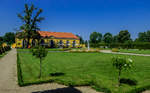 Hier überblicken wir das Broderie-Parterre im Klostergarten von Neuzelle mit dem zentralen Springbrunnen bis zur Orangerie.