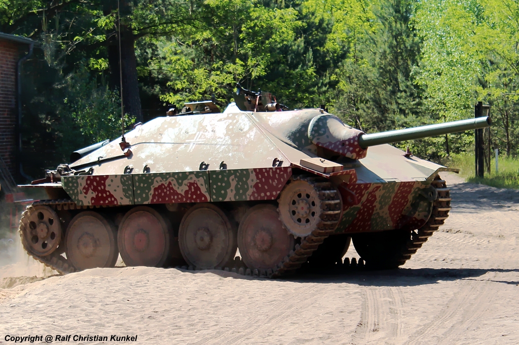 Jagdpanzer 38(t)  Hetzer  = Sonderkraftfahrzeug Sd.Kfz 138/2 - tschechischer Kettenpanzer f�r die Wehrmacht, Deutsches Reich, Deutschland - Hersteller: B�hmisch-M�hrische Maschinenfabrik (BMM) und �koda - Bauzeit: 1944-1945 - fotografiert am 20.05.2012 zur Garnison-Schau an der St. Barbara Halle Altes Lager/ J�terbog - Copyright @ Ralf Christian Kunkel - weitere Informationen zum Jagdpanzer 38(t) und seinen Eigenschaften sowie Bewaffnung findet man auch unter http://de.wikipedia.org/wiki/Jagdpanzer_38(t) 
