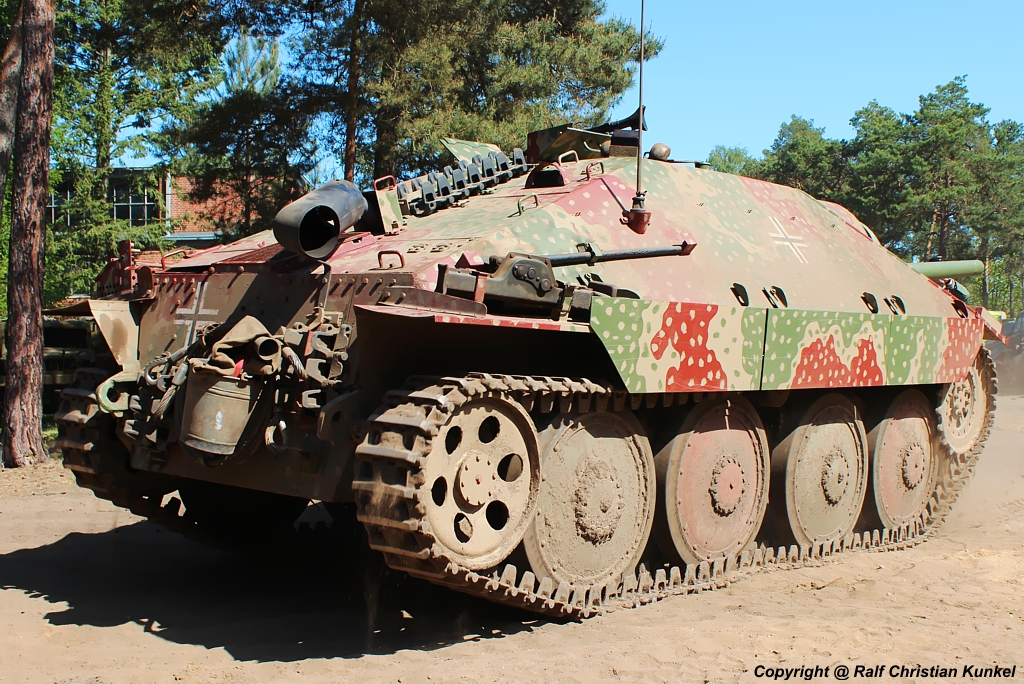 Jagdpanzer 38(t)  Hetzer  = Sonderkraftfahrzeug Sd.Kfz 138/2 - tschechischer Kettenpanzer f�r die Wehrmacht, Deutsches Reich, Deutschland - Hersteller: B�hmisch-M�hrische Maschinenfabrik (BMM) und �koda - Bauzeit: 1944-1945 - fotografiert am 20.05.2012 zur Garnison-Schau an der St. Barbara Halle Altes Lager/ J�terbog - Copyright @ Ralf Christian Kunkel - weitere Informationen zum Jagdpanzer 38(t) und seinen Eigenschaften sowie Bewaffnung findet man auch unter http://de.wikipedia.org/wiki/Jagdpanzer_38(t) 