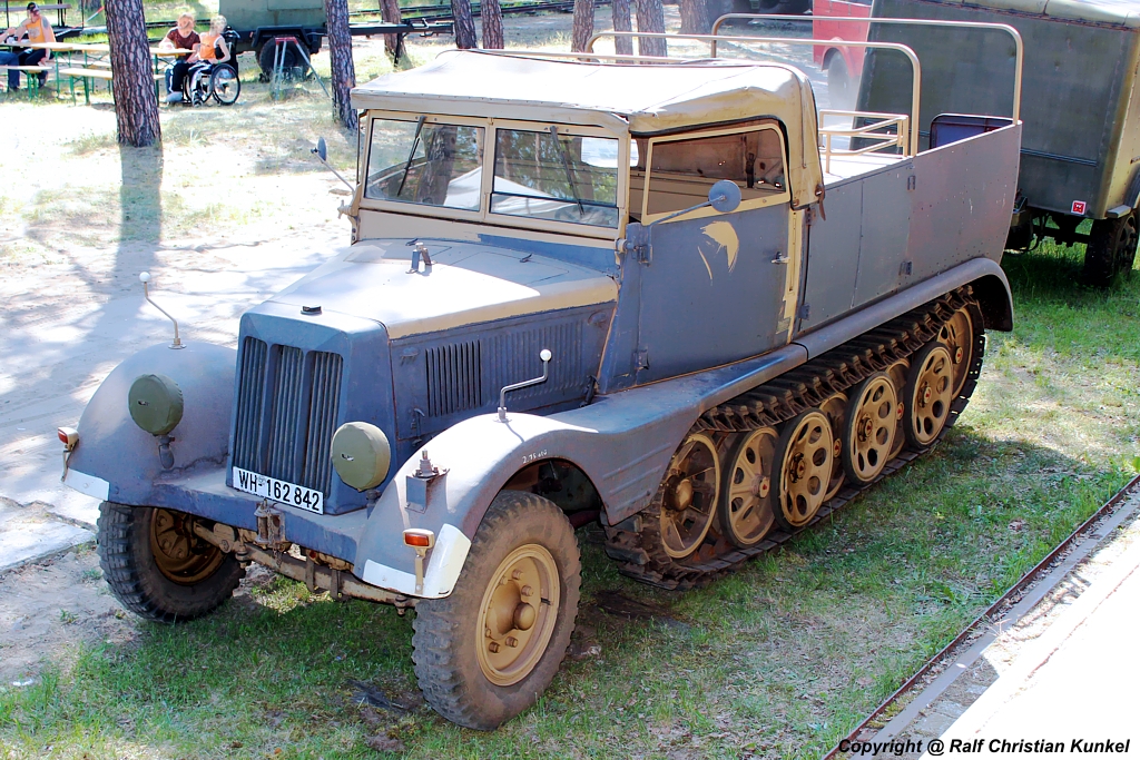 Sd.Kfz.11 leichter Zugkraftwagen 3t Artillerie - Halbkettenfahrzeug - Baujahr 1941 (Bauzeit der Serie 1937-1944) - Hersteller: Adlerwerke, Frankfurt a. Main - Wehrmacht, Deutsches Reich - fotografiert am 20.05.2012 zur Garnison-Schau an der St. Barbara Halle Altes Lager/ J�terbog - Copyright @ Ralf Christian Kunkel 

