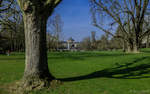 Der Wiesbadener Kurpark am östlichen Rand der Innenstadt ist ein Landschaftsgarten aus dem 19.