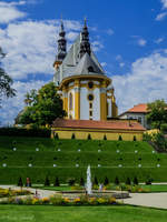 Um 1390 wurde mit dem Neubau der ursprünglich bereits im späten 13. Jahrhundert vorhandenen <u><a href= http://www.stift-neuzelle.de/?site=1.1  target= _blank >Klosterkirche</a></u> begonnen. Bei dem heute erhaltenen Bau handelt es sich um eine dreischiffige Hallenkirche. Im Vordergrund ist der zentral in frontaler Sichtachse zur Orangerie (hier nicht im Bild) angelegte Springbrunnen im Broderie-Parterre des barocken <u><a href= http://www.stift-neuzelle.de/?site=1.3  target= _blank >Klostergartens</a></u> zu sehen. (01.08.2017)
