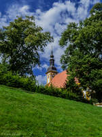Impression aus dem Neuzeller <u><a href= http://www.stift-neuzelle.de/?site=1.3  target= _blank >Klostergarten</a></u> - Blick zum Kirchturm der <u><a href= http://www.stift-neuzelle.de/?site=1.1  target= _blank >Klosterkirche St. Marien</a></u>. (01.08.2017)