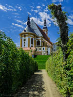 Am Rande des Konventgartens ergibt sich von Osten her diese Blickbeziehung zur <u><a href= http://www.stift-neuzelle.de/?site=1.1  target= _blank >Klosterkirche St. Marien</a></u> des Klosters Neuzelle. (01.08.2017)