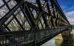 Die Rheinbrücke Engers-Urmitz in ihrer heutigen Form ist eine Stahlfachwerkbrücke, die nach der Zerstörung des Vorgängerbaus im Zweiten Weltkrieg in den Jahren 1953/1954 errichtet