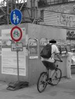 Umleitung f�r Radfahrer - beim derzeit laufenden Neubau der S-Bahn-Br�cken und der damit verbundenen Vollsperrung der Treskowallee hat man tats�chlich mitgedacht. Manch einer nervt aber lieber Fu�g�nger. 11.5.2012