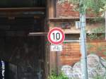 Tempo 10 f�r Radfahrer - eine eher selten zu sehende Beschilderung.
